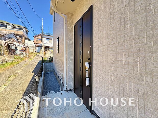 ICチップを用いたカードやボタンなどで玄関扉の鍵の施錠・解錠ができる設備。