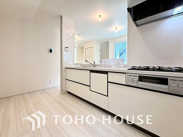 夫婦そろってキッチンに立っても調理がしやすく余裕の広さ。家事をしながら会話も弾みます。