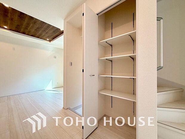 建物内部の収納には拘りました。共有部分に設けた収納。お荷物が多い方にも安心です。