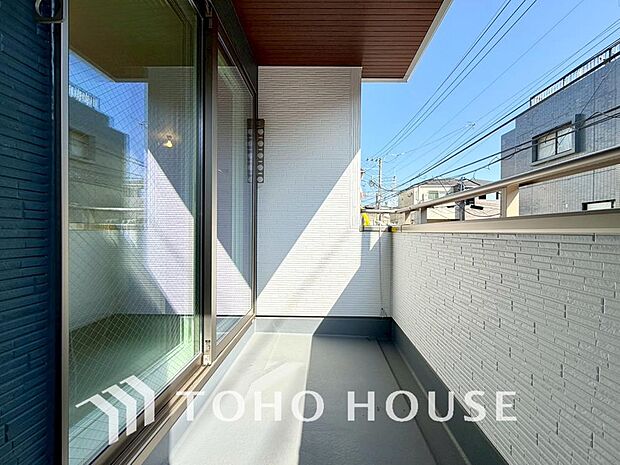 頬をなでる優しい風を感じることが出来るバルコニー。つい深呼吸をしたくなる気持ちの良い眺望です。