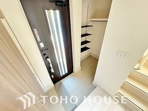 ゲストを招き、家族を迎える玄関は、ディスプレイや照明にこだわってみてはいかがでしょうか。