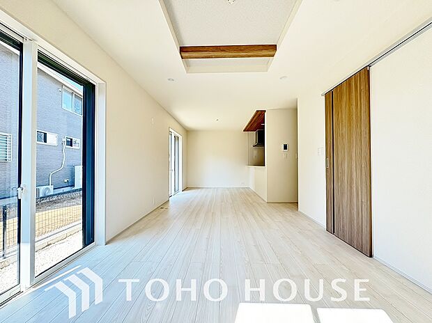 爽やかな通風と採光を存分に感じる事が出来る空間。毎日の暮らしに癒しをもたらす居心地の良いリビング。