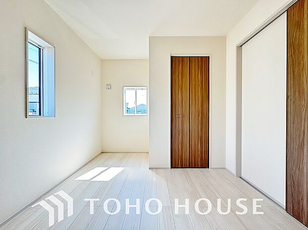 家具の配置のし易い室内です。趣味の部屋としても充分な広さを確保しております。