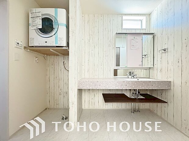 平日の朝であっても、落ち着きとくつろぎを感じられる空間。気持ちよく身だしなみを整えられます。