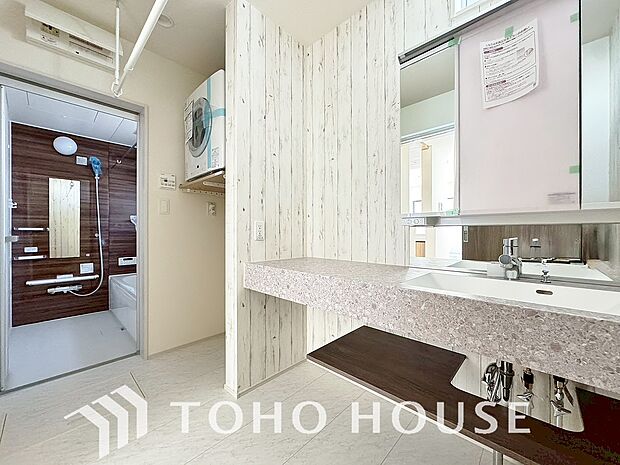 身だしなみのチェックがしやすい大きな鏡、下には収納がたっぷり。スッキリとした空間を演出いたします。