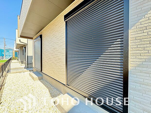 戸建にも防犯機能のシャッターを完備しております。寒い冬でも中からの開閉が可能です。
