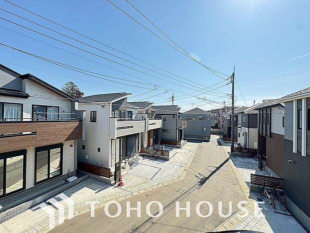 街並みの風景に包み込まれながら、瀟洒な印象も湛えて佇みます。