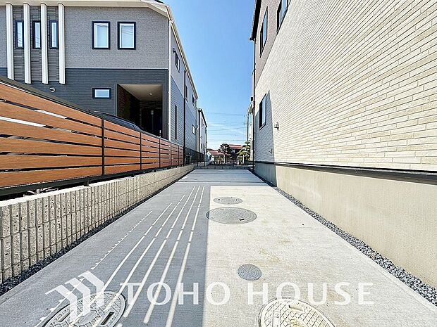 ゆったりとした駐車スペースを確保いたしましたので、大きめのお車でも駐車可能です。