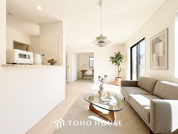 広いＬＤＫでは家族が集まり一緒の時間を過ごせる工夫がされております。※家具・家電はCGです。