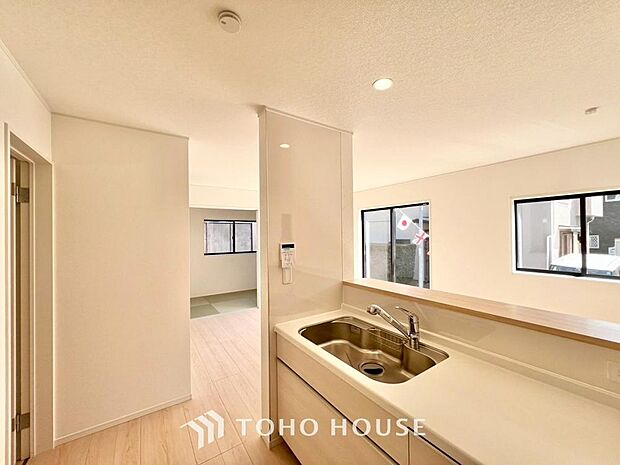 キッチンの収納は、デッドスペースになりやすい箇所を有効活用できる、スライド式収納を採用しました。