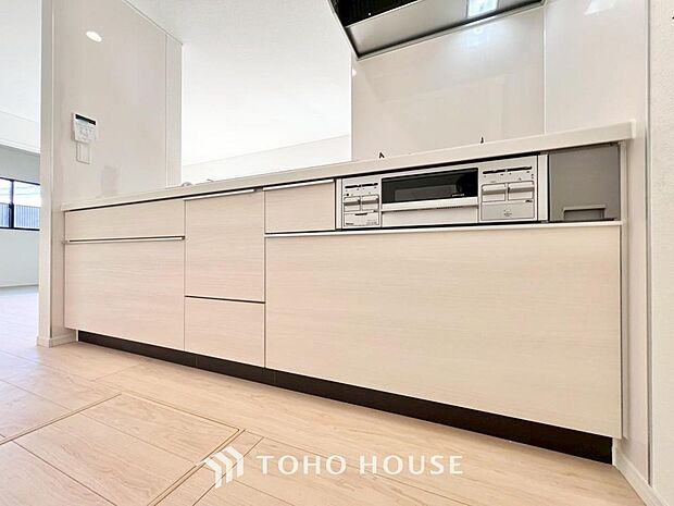 夫婦そろってキッチンに立っても調理がしやすく余裕の広さ。家事をしながら会話も弾みます。