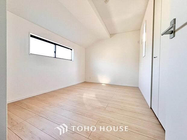 一日の疲れを癒やしてくれる主寝室。時を忘れて過ごす場所として過ごせるお部屋。