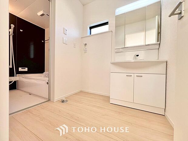 お家の中でも特にプライベートスペースとなる洗面所は、洗濯場所と浴室を同じ空間でまとめております。