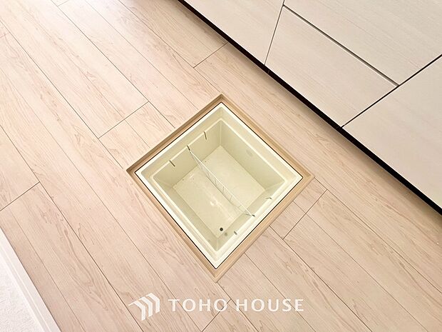 キッチン下部に設けた床下収納。缶詰のストックや非常食、梅酒や味噌などの保存食入れとして利用可です。