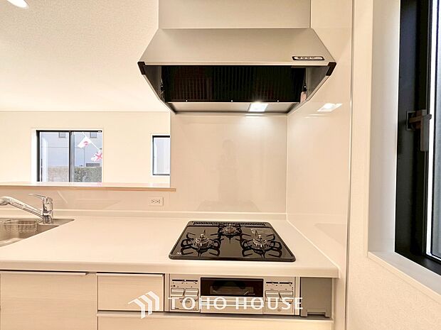 キッチンの換気扇はスタイリッシュなデザインで、日々のお手入れもラクラクな仕様となっております。
