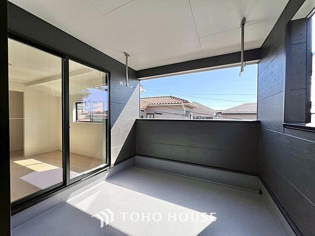 頬をなでる優しい風を感じることが出来るバルコニー。つい深呼吸をしたくなる気持ちの良い眺望です。