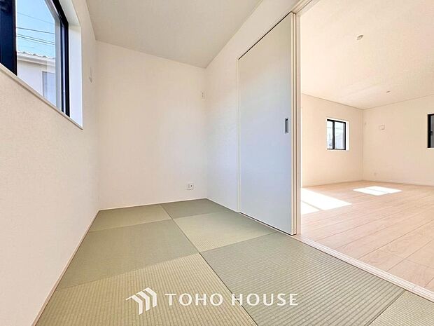 広々した開放感あるリビングの中にある癒しの和空間。家族団らんの場に和のテイストが自然にマッチ。