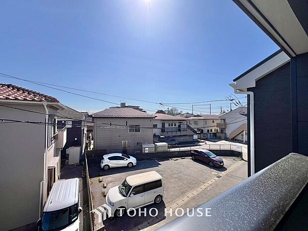 星空が地上に映りこむかのような夜景のきらめきまで、この街ならではの美しい風景の物語が室内に展開。