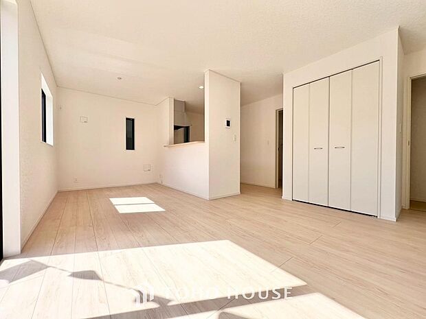 リビングも広く設け、訪れる人々を暖かく迎えてくれます。