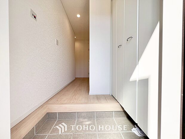 玄関そばの廊下収納。日用品のストックや防災グッズを置いたりと、何かと便利に使えます。