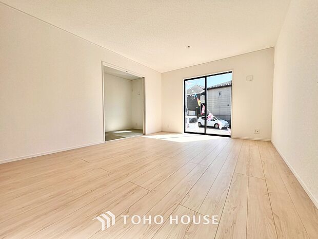 通風と採光を考慮したリビングは地域の鼓動を感じながらお寛ぎ頂くことが可能です。