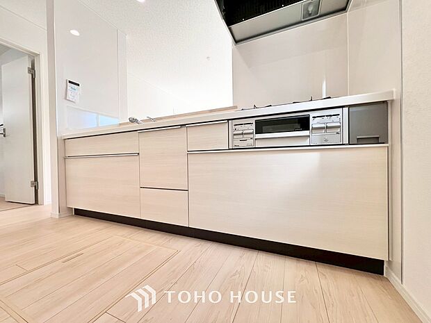 キッチンの収納は、デッドスペースになりやすい箇所を有効活用できる、スライド式収納を採用しました。