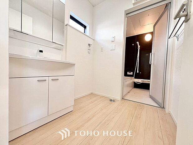 お家の中でも特にプライベートスペースとなる洗面所は、洗濯場所と浴室を同じ空間でまとめております。