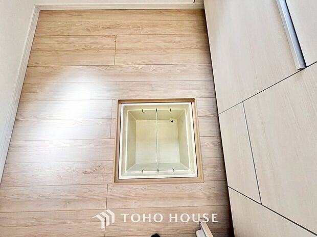 キッチン下部に設けた床下収納。缶詰のストックや非常食、梅酒や味噌などの保存食入れとして利用可です。