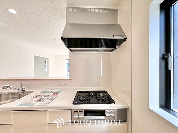 キッチンの換気扇はスタイリッシュなデザインで、日々のお手入れもラクラクな仕様となっております。