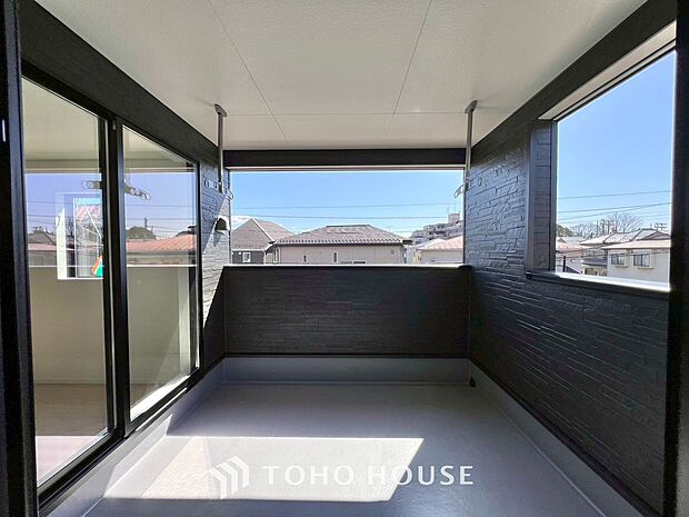 頬をなでる優しい風を感じることが出来るバルコニー。つい深呼吸をしたくなる気持ちの良い眺望です。