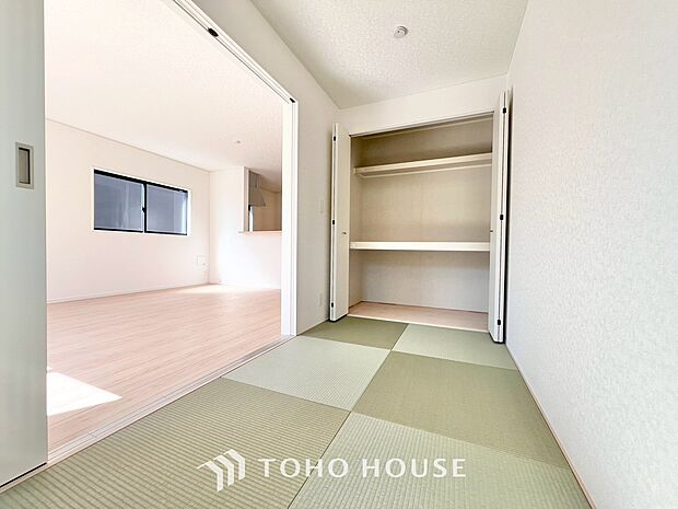 広々した開放感あるリビングの中にある癒しの和空間。家族団らんの場に和のテイストが自然にマッチ。