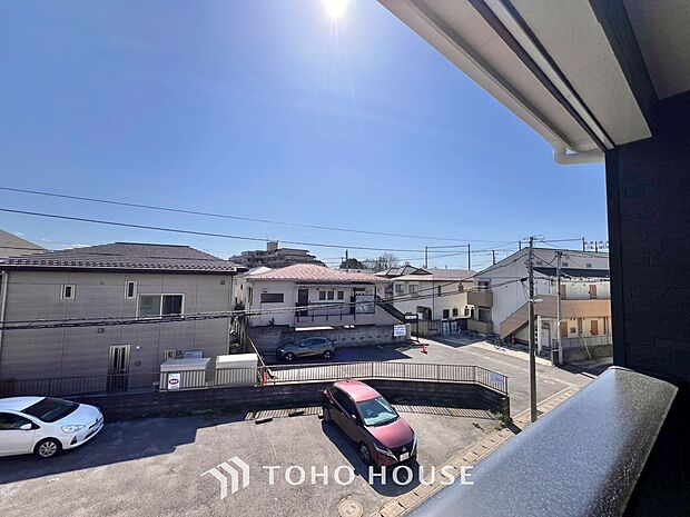 星空が地上に映りこむかのような夜景のきらめきまで、この街ならではの美しい風景の物語が室内に展開。