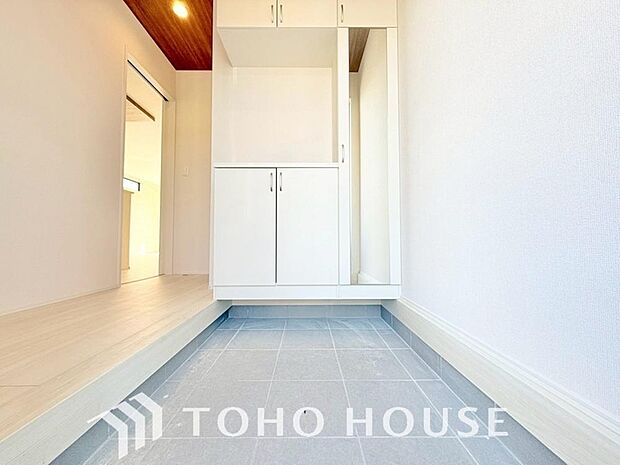 人を迎え入れる最初の場所だからこそ、清潔感がある空間にして頂ける様シューズボックスを設置しました。