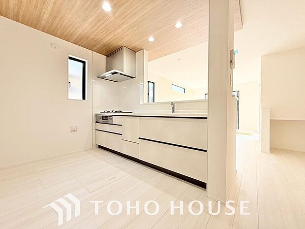 キッチンの収納は、デッドスペースになりやすい箇所を有効活用できる、スライド式収納を採用しました。