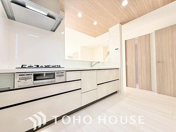 広々キッチンを採用。みんなで作った料理を召し上がりながらの会話は、どのような物になるのでしょうか。