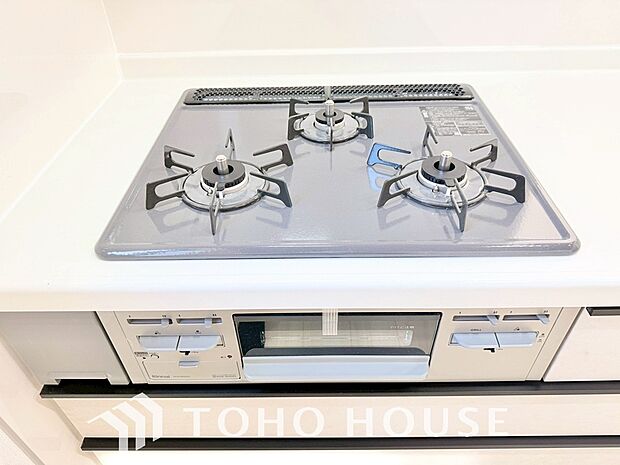 3口コンロは一度に複数のお料理を作ることができるメリットがあります。毎日のキッチンタイムを効率よく。