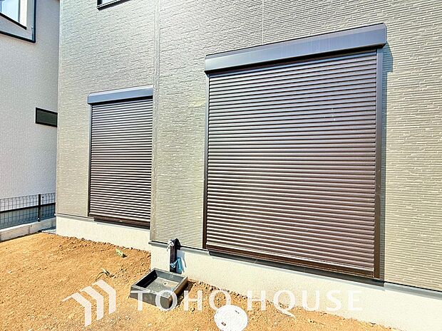 防犯機能のシャッターを完備しております。寒い冬でも中から開閉が可能ですのでラクラク便利。