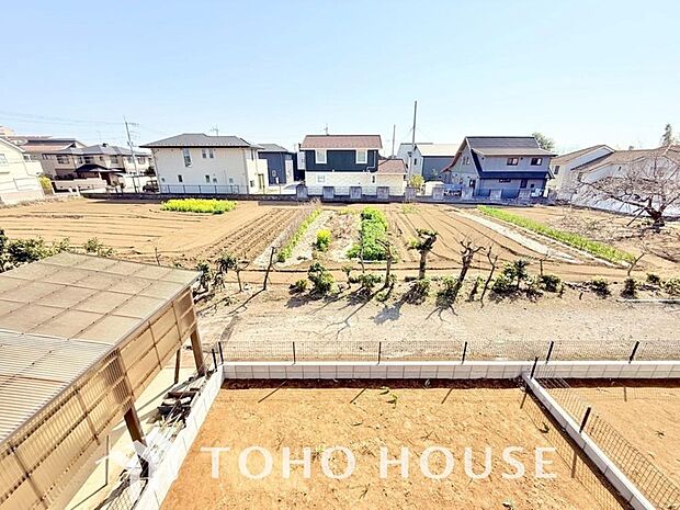 その豊かな眺望にふさわしい空間には、通風 採光にも優れ、心地よい光と風があふれています。