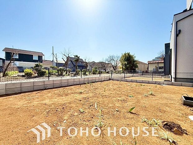 リビングの窓先に緑を感じる生活が贅沢に感じる世の中です。ガーデニングで癒しの空間を。