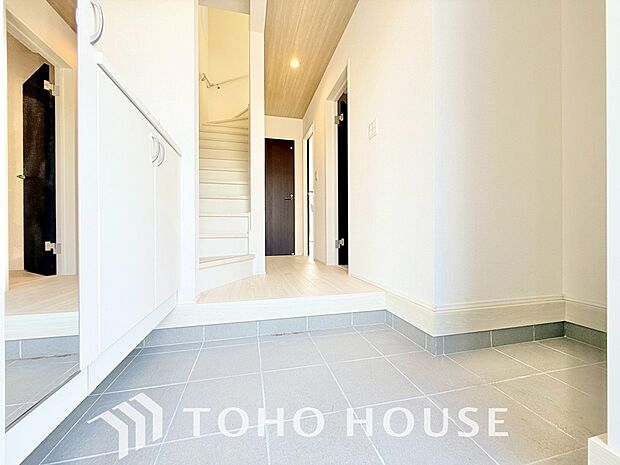 人を迎え入れる最初の場所だからこそ、清潔感がある空間にして頂ける様シューズボックスを設置しました。