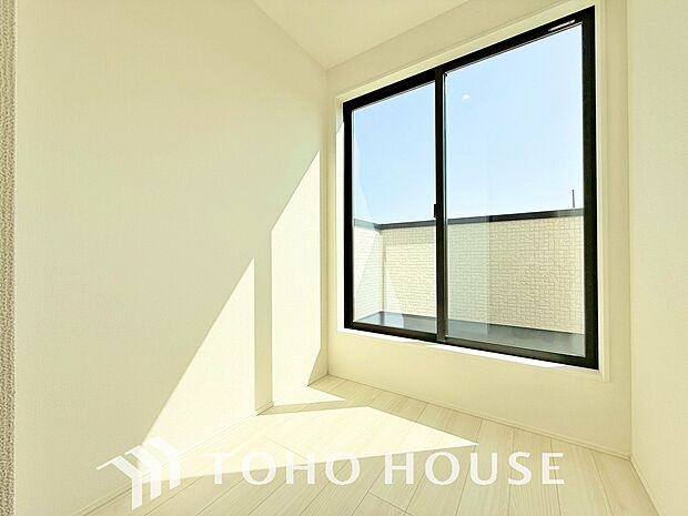 一日の疲れを癒やしてくれる主寝室。時を忘れて過ごす場所として過ごせるお部屋。