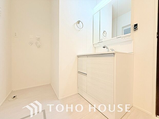 身だしなみのチェックがしやすい大きな鏡、下には収納がたっぷり。スッキリとした空間を演出いたします。