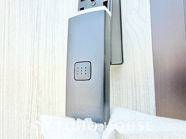 ICチップを用いたカードやボタンなどで玄関扉の鍵の施錠・解錠が出来る設備。