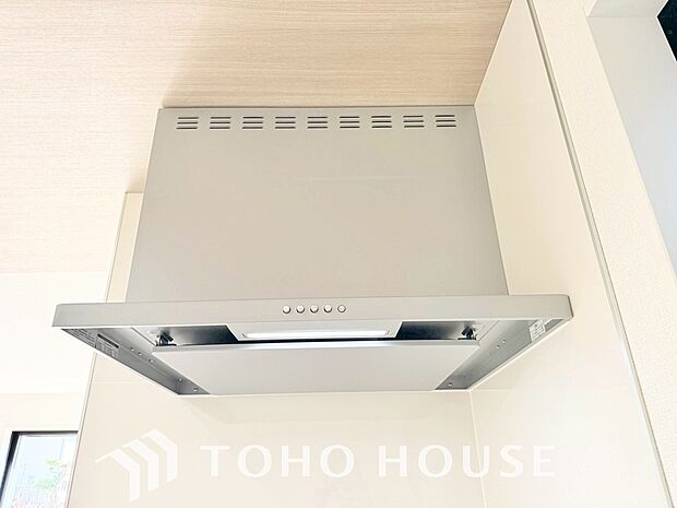 キッチンの換気扇はスタイリッシュなデザインで、日々のお手入れもラクラクな仕様となっております。