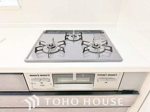 3口コンロは一度に複数のお料理を作ることができるメリットがあります。毎日のキッチンタイムを効率よく。