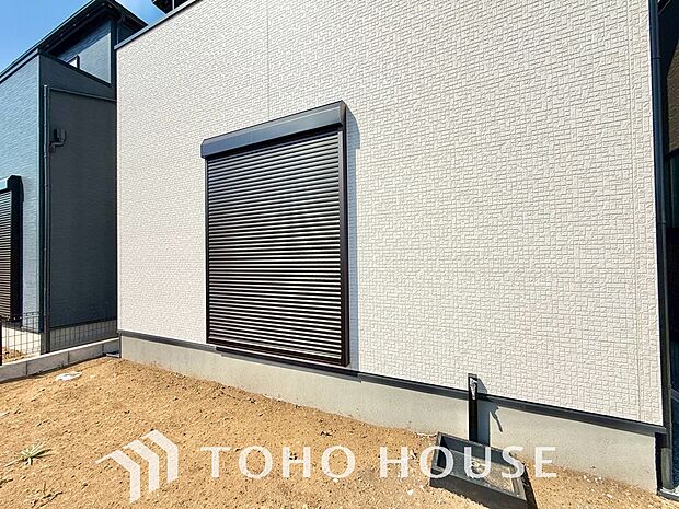 女性のチカラでも開け閉めが可能となております。防犯面だけでなく、防火対策にもなっております。