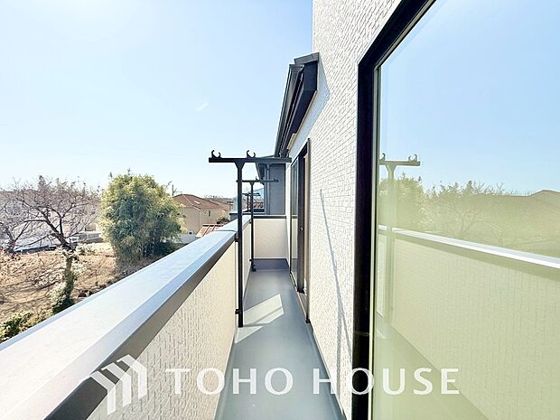 頬をなでる優しい風を感じることが出来るバルコニー。つい深呼吸をしたくなる気持ちの良い眺望です。