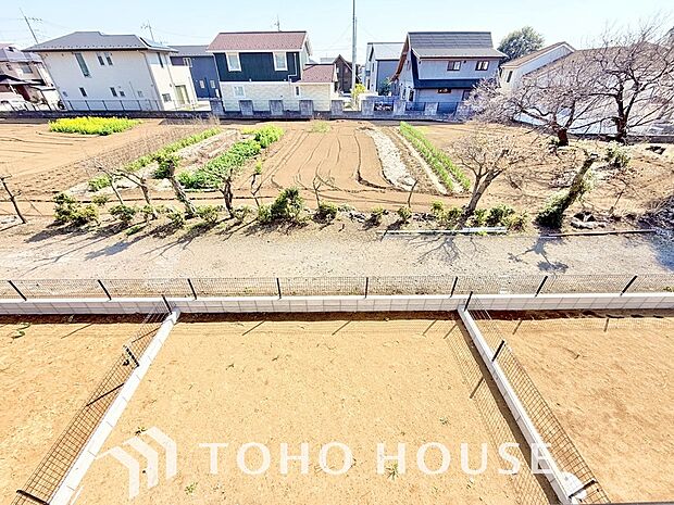 その豊かな眺望にふさわしい空間には、通風 採光にも優れ、心地よい光と風があふれています。