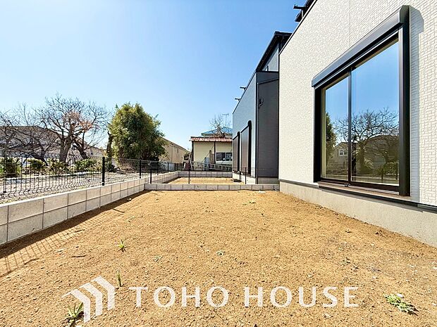 リビングの窓先に緑を感じる生活が贅沢に感じる世の中です。ガーデニングで癒しの空間を。