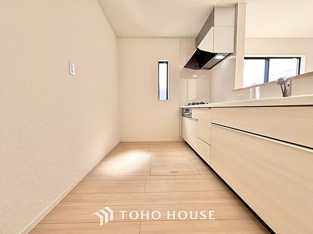 キッチンの収納は、デッドスペースになりやすい箇所を有効活用できる、スライド式収納を採用しました。